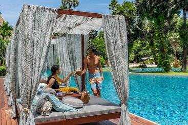 هتل Naithonburi Beach Resort