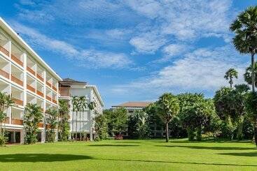 هتل Naithonburi Beach Resort