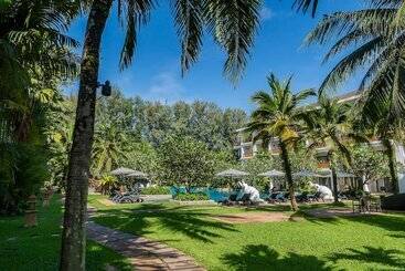 هتل Naithonburi Beach Resort