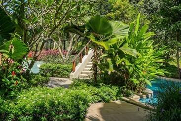 هتل Naithonburi Beach Resort