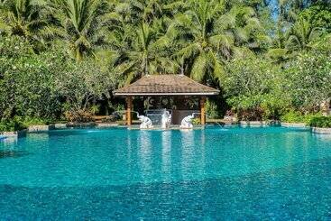 هتل Naithonburi Beach Resort