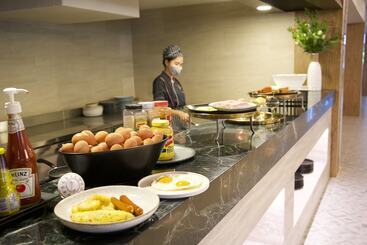 هتل Naithonburi Beach Resort