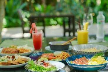هتل Naithonburi Beach Resort