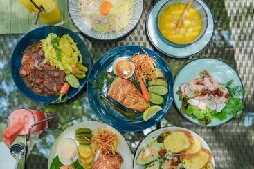 هتل Naithonburi Beach Resort