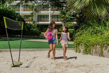 هتل Naithonburi Beach Resort