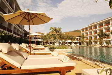 هتل Naithonburi Beach Resort