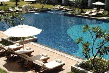 هتل Naithonburi Beach Resort