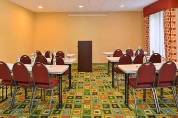 هتل Quality Suites