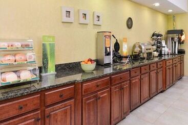 هتل Quality Suites