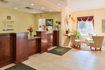 هتل Quality Suites