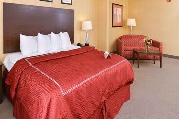 هتل Quality Suites