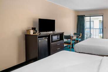 هتل Rodeway Inn & Suites