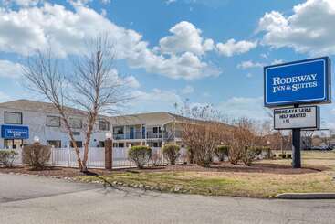 هتل Rodeway Inn & Suites