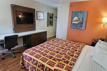 هتل Studios & Suites 4 Less Charlotte