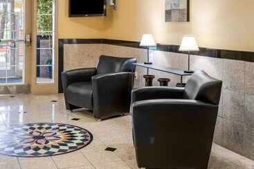 هتل Suburban Studios Avondale