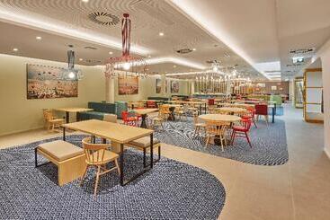 Отель Hampton By Hilton Barcelona Fira Gran Via