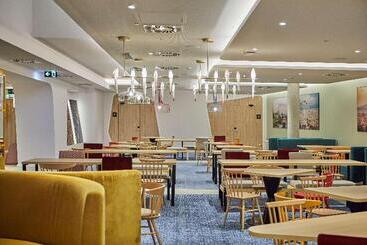 Отель Hampton By Hilton Barcelona Fira Gran Via
