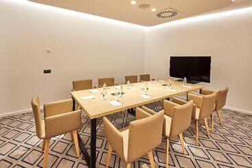 Отель Hampton By Hilton Barcelona Fira Gran Via