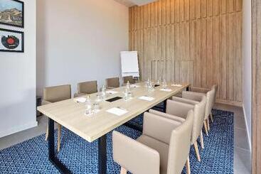 Отель Hampton By Hilton Barcelona Fira Gran Via