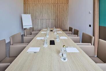 Отель Hampton By Hilton Barcelona Fira Gran Via