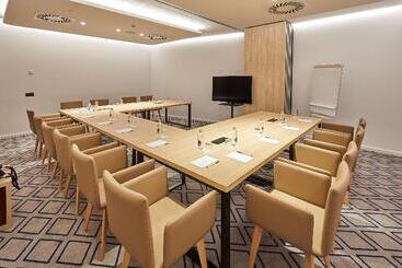 Отель Hampton By Hilton Barcelona Fira Gran Via