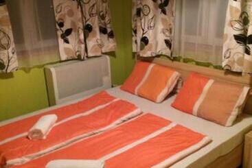پانسیون Hullam Rooms Siofok