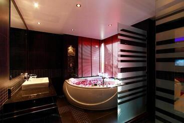 هتل Absolute Bangla Suites