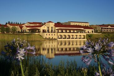 هتل Asara Wine Estate &