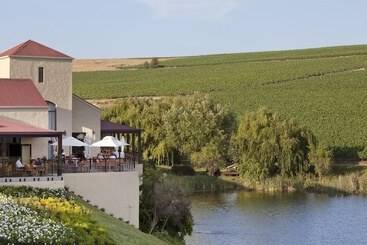هتل Asara Wine Estate &