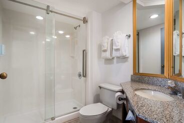 هتل Clarion Inn & Suites Airport