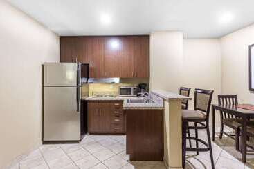 هتل Comfort Suites Charleston West Ashley