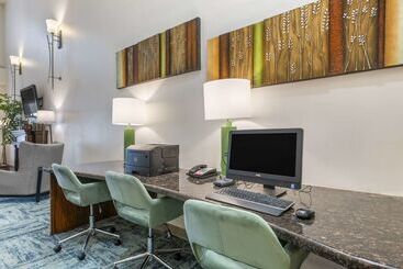 هتل Comfort Suites Conference Center Rapid City
