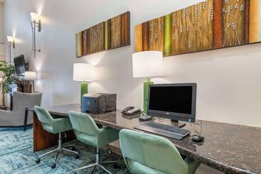 هتل Comfort Suites Conference Center Rapid City