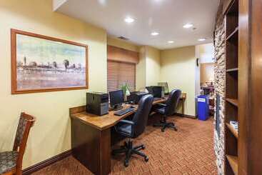 هتل Comfort Suites East Lincoln   Mall Area