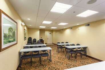هتل Comfort Suites East Lincoln   Mall Area
