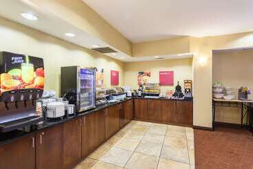 هتل Comfort Suites East Lincoln   Mall Area