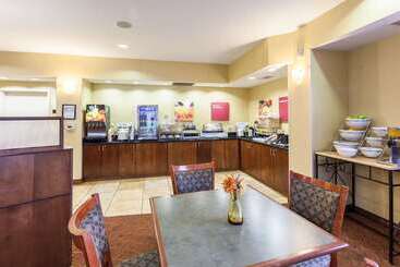 هتل Comfort Suites East Lincoln   Mall Area