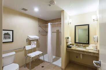 هتل Comfort Suites East Lincoln   Mall Area