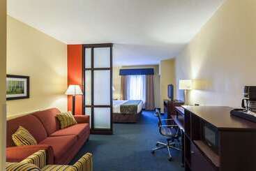هتل Comfort Suites East Lincoln   Mall Area