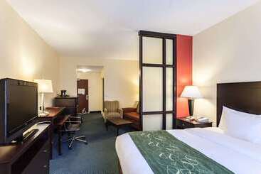 هتل Comfort Suites East Lincoln   Mall Area