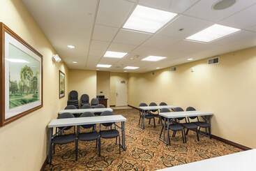هتل Comfort Suites East Lincoln   Mall Area