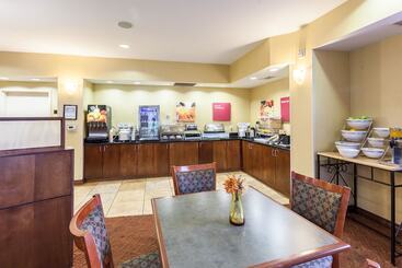 هتل Comfort Suites East Lincoln   Mall Area