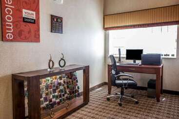 هتل Comfort Suites Peoria I 74