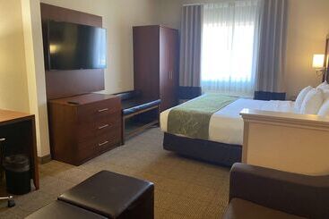 هتل Comfort Suites Peoria I 74