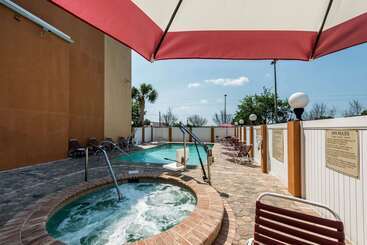 هتل Comfort Suites Tampa Airport North