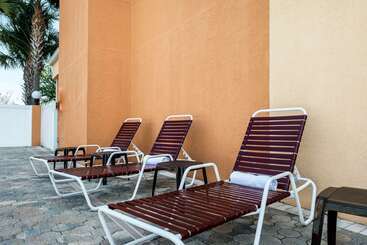 هتل Comfort Suites Tampa Airport North