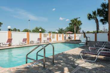هتل Comfort Suites Tampa Airport North