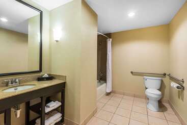 هتل Comfort Suites Tampa Airport North