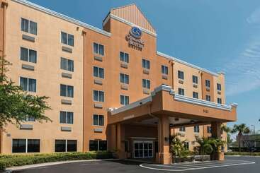 هتل Comfort Suites Tampa Airport North