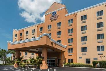 هتل Comfort Suites Tampa Airport North
